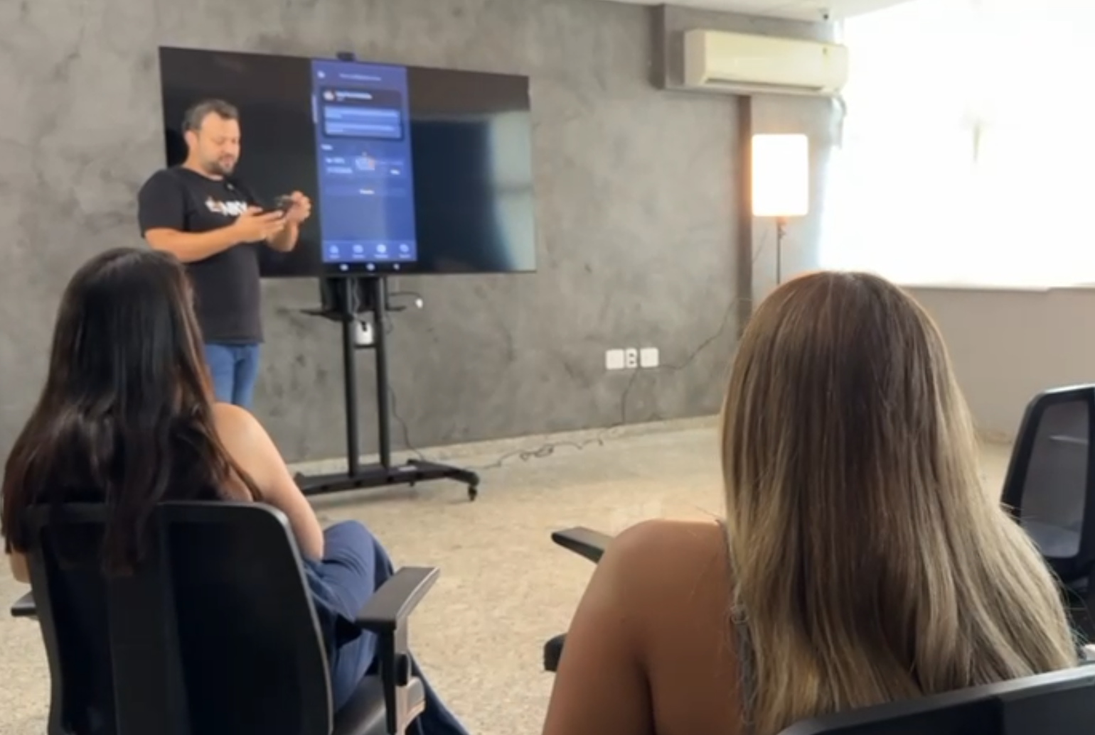 Ulises Garcia, experiente investidor em cripto, mostrando como é fácil investir em criptomoedas com a carteira inkryptus